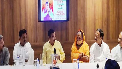 सोलापूर : पाचव्या आंतरराष्ट्रीय गणवेश प्रदर्शन घोषणापत्राचे नितीन गडकरींच्या हस्ते लाँचिंग