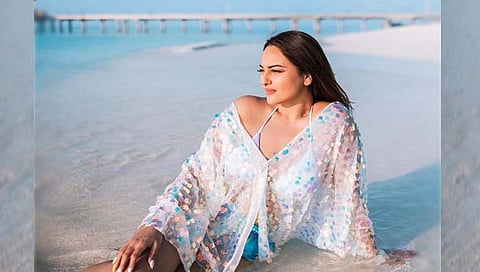 सोनाक्षी सिन्हा बनली जलपरी, बिकिनीत दिलकश अदा