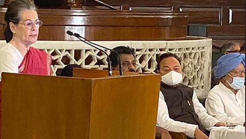 नेत्यांनी मतभेद विसरुन पक्षाला भक्कम करण्यासाठी प्रयत्न करावेत : सोनिया गांधी