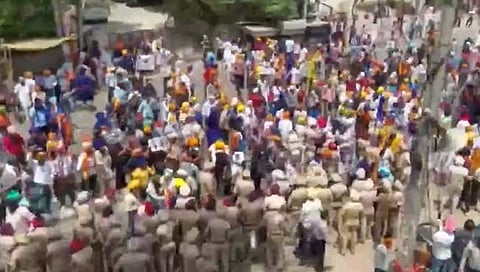 देशात ‘तालिबानी उन्माद’ शिगेला ; आता पंजाबमध्ये नंग्या तलवारी नाचवत दोन समुदाय भिडले