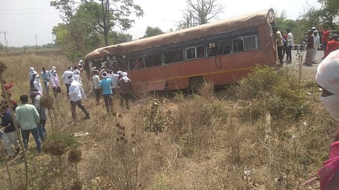 एसटी बस आणि ट्रकची जोरदार धडक