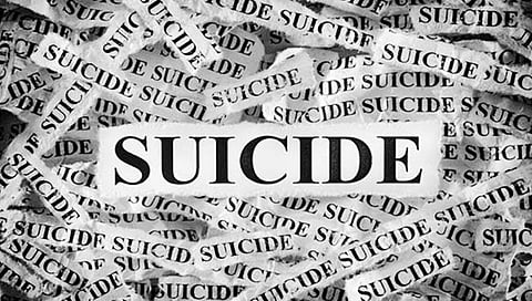 मोठ्या भावाने विहिरीत उडी घेऊन आत्महत्या केली. तेरवीसाठी आलेल्या नातेवाईकांना अंत्ययात्रेत सहभागी व्हावे लागले.