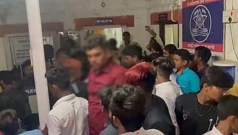 सोलापूर : तडीपार आरोपी, नातेवाईकांचा पोलिसांवर हल्ला