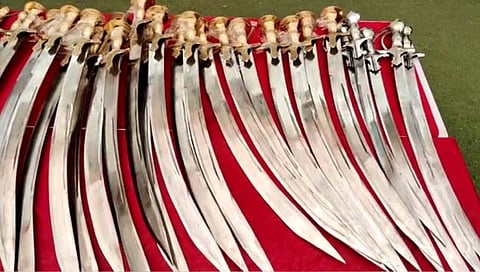 पिंपरी : कुरिअरने मागवलेल्या ९७ तलवारी जप्त