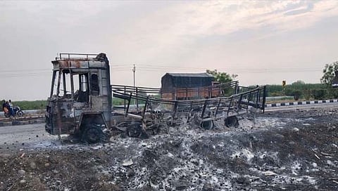 पुणे-सोलापूर महामार्गावर फटाक्यांचा ट्रक जळून खाक