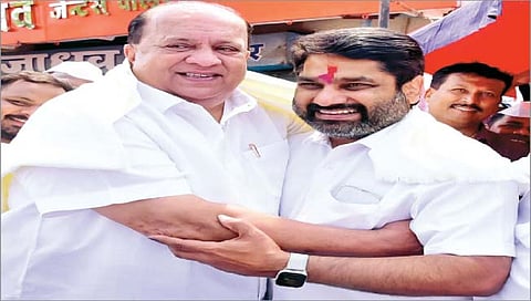 कोल्हापूर : ही दोस्ती तुटायची नाय; मंत्री मुश्रीफ-पालकमंत्री पाटील यांची गळाभेट