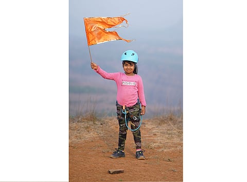 तैलबैल सुळका सर करणारी वडगाव मावळ येथील 7 वर्षीय स्वराली शशिकांत गराडे.