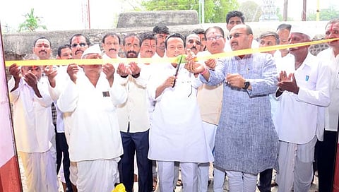 सिंदूर येथील नवीन बांधलेल्या ग्रामपंचायतचे उद्घाटन करताना खासदार संजय पाटील, माजी आमदार विलासराव जगताप, जिल्हा बँकेचे संचालक प्रकाश जमदाडे आदी.