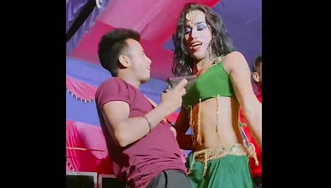 लग्नात तरुणीला पिस्तूल दाखवत तरुणाचा डिस्को डान्स!!, व्हिडिओ व्हायरल