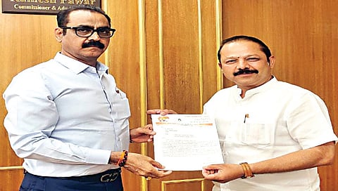 नाशिक : मनपा आयुक्त रमेश पवार यांना निवेदन देताना अजय बोरस्ते.