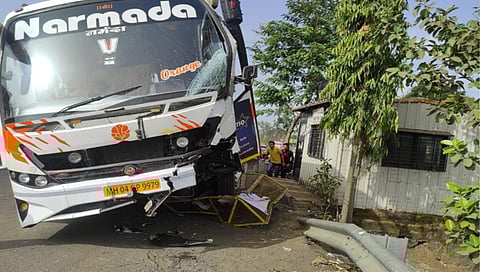 नाशिक : चालकाला झोप लागल्याने अपघात ; भरधाव बस थेट पोलिस चौकीवर धडकली