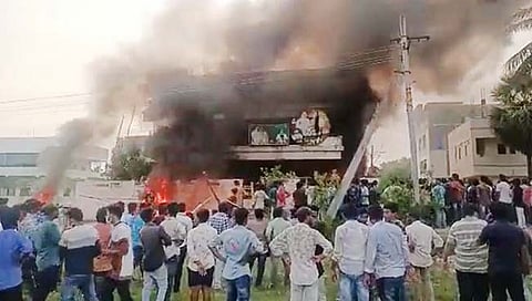 आंध्र प्रदेश : जिल्हा नामांतरावरून आंदोलनाला हिंसक वळण; मंत्र्याचे अलिशान घर जाळले