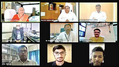 नाशिक : आरोग्य विद्यापीठाच्या ‘कुलगुरू का कट्टा’ उपक्रमांतर्गत मार्गदर्शन करताना कुलगुरू डॉ. माधुरी कानिटकर. समवेत मान्यवर व विद्यार्थी.