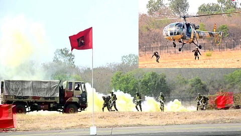 नाशिकरोड : गांधीनगर येथे बुधवारी कॉम्बॅट एव्हिएटर्स कोर्सच्या ‘एव्हिएशन विंग्स’ प्रदान सोहळ्याप्रसंगी प्रात्यक्षिके दाखविताना जवानांची टिपलेली छायाचित्रे. (छायाचित्रे : हेमंत घोरपडे)