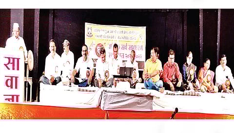 नाशिक : एनडीएसटी सोसायटी सभेत मार्गदर्शन करताना बाळासाहेब ढोबळे. समवेत भाऊसाहेब शिरसाट, मोहन चकोर, संजय चव्हाण, रामराव बनकर, संजय देवरे, अरुण पवार, जिभाऊ शिंदे, संजय देसले.