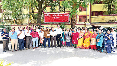 नाशिक : एलआयसीच्या आयपीओला विरोध दर्शविण्यासाठी विमा कर्मचारी संघटनेतर्फे विभागीय कार्यालयासमोर निदर्शने करताना कर्मचारी.