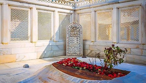 औरंगाबाद : पुरातत्त्व खात्याच्या सुचनेनंतर औरंगजेबाची कबर पाच दिवस बंद