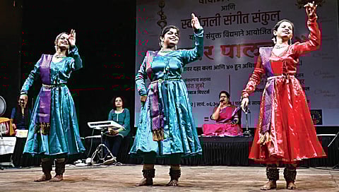 स्वरपालवी : एकाच मंचावर दहा कलांचा आविष्कार, रसिकांची भरभरुन दाद