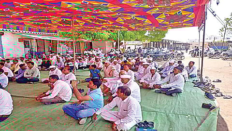 नामपूर : येथील बाजार समितीमध्ये आयोजित कांदा परिषदेत सहभागी झालेले शेतकरी.