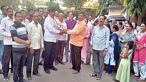 सिडको : शिवसेना महानगरप्रमुख सुधाकर बडगुजर यांचा सत्कार करताना पवन मटाले, प्रकाश अमृतकर, वसंतराव कमानकर, बाळू गवळी, विश्वास जाधव, सुरेश बागूल आदींसह महिला. (छाया : राजेंद्र शेळके)