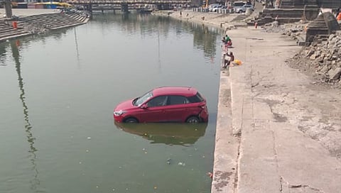 नाशिक : धार्मिक विधीसाठी आलेल्या भाविकांची कार थेट गोदापात्रात