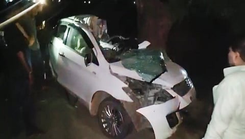 कार झाडावर आदळून भीषण अपघात; नाशिकच्या चौघा मित्रांवर काळाचा घाला (व्हिडिओ)