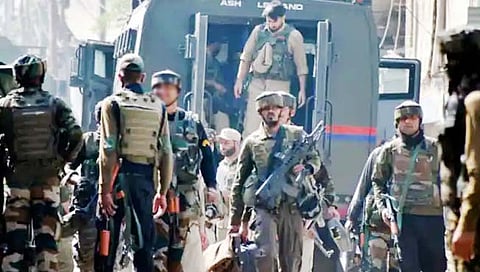 काश्मीर : श्रीनगरमध्ये दहशतवाद्यांकडून पोलीस कर्मचाऱ्याची हत्या; मुलगीही जखमी