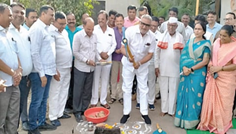 सिन्नर : माजी आमदार सूर्यभान गडाख यांच्या पूर्णाकृती पुतळा उभारणी कामाचे भूमिपूजन करताना आमदार माणिकराव कोकाटे. समवेत सुधा माळोदे-गडाख यांच्यासह उद्योजक.