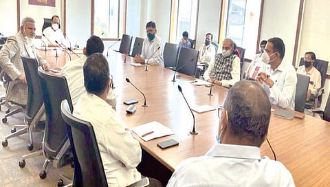 सिन्नर : रतन इंडिया प्रकल्पातील वीजनिर्मितीबाबत उपमुख्यमंत्री अजित पवार यांच्याशी चर्चा करताना आमदार माणिकराव कोकाटे. समवेत अधिकारी.