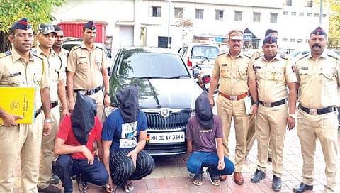 इगतपुरी : संशयित आरोपींच्या मुसक्या आवळताना पोलिस कर्मचारी.