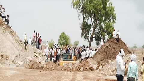 धुळे : विहिरीचा भराव ढासाळल्याने गाडले जाऊन माय-लेकाचा मृत्यू, गावावर शोककळा