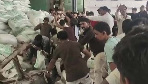 गुजरातमध्ये कारखान्याची भिंत कोसळून १२ कामगार ठार