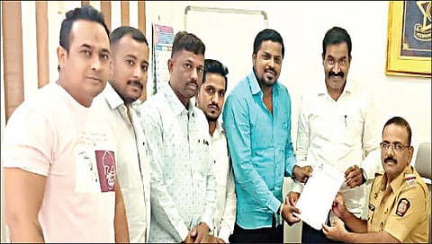 सिडको : वरिष्ठ पोलिस निरीक्षक भगीरथ देशमुख यांना निवेदन देताना राहुल कमानकर, मुकेश शेवाळे, कृष्णा काळे, संतोष भुजबळ आदी.