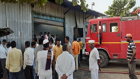 नाशिक : द्राक्ष व्यापाऱ्याचे गोडाऊन आगीच्या भक्ष्यस्थानी ; लाखोंचे नुकसान