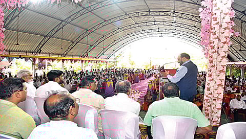 मालेगाव : येथील माळी मंगल कार्यालयात आयोजित शिवसंपर्क अभियानात बोलताना शिवसेनेचे उपनेते विनोद घोसाळकर.