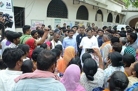 चंद्रपूर जिल्ह्यातील रेल्वे अतिक्रमीतांची घरे पाडू नका : आ. मुनगंटीवार