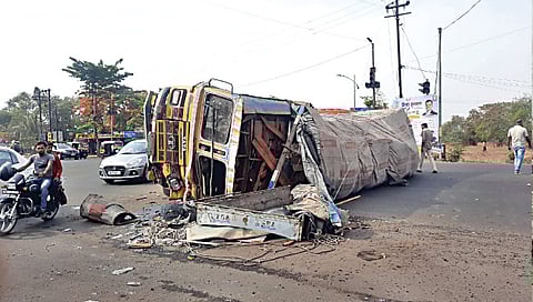 नाशिक : औरंगाबाद रोडवर विदेशी मद्याचा ट्रक उलटला