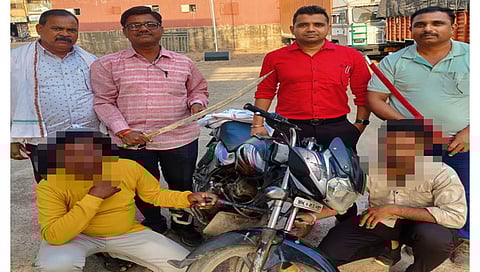 देवळा : वासोळ येथे तलवार विक्रीसाठी आलेल्या संशयितांना ताब्यात घेताना स्थानिक गुन्हे शाखेचे कर्मचारी. (छाया : सोमनाथ जगताप)