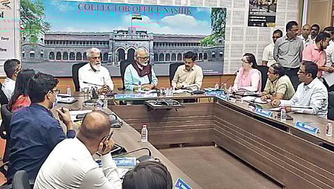 नाशिक : जिल्हाधिकारी कार्यालयात खरीप हंगामपूर्व नियोजन बैठकीत बोलताना पालकमंत्री भुजबळ. समवेत ना. दादा भुसे, विभागीय महसूल अधिकारी राधाकृष्ण गमे व अधिकारी.