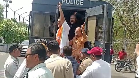 धुळ्यात आंदोलनास जाणारे मनसे कार्यकर्ते पोलिसांच्या ताब्यात