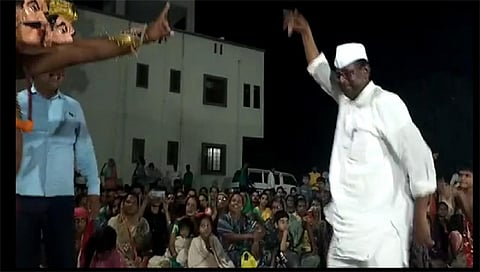 दिंडोरी : बोहडा उत्सवात संबळावर ठेका धरताना आमदार नरहरी झिरवाळ. (छाया: सचिन बस्ते)