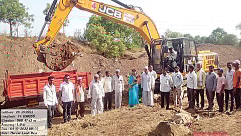 नांदगाव : मोरझर येथे पाझर तलावातील गाळ उपसा कामाप्रसंगी उपस्थित लीना पाटील, सचिन चोळके, सूर्यभान चोळके, कैलास चोळके, वसंत चोळके, विनायक चोळके, अशोक चोळके.