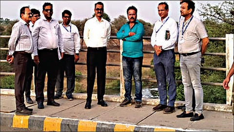 नाशिकरोड : टाकळीतील मलनिस्सारण केंद्राची पाहणी करताना मनपा आयुक्त रमेश पवार. समवेत माजी नगरसेवक शैलेश ढगे आदी.