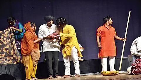 नाशिक : ‘पोएटिक जस्टिस’ एकांकिकेतील एक क्षण. (छाया : हेमंत घोरपडे)