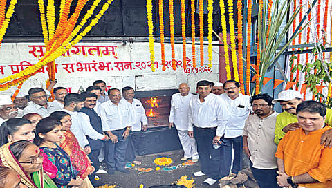 देवळाली कॅम्प : नासाकाच्या बॉयलर अग्निप्रदीपनप्रसंगी गुरुमाउली अण्णासाहेब मोरे, खा. हेमंत गोडसे, दीपक चांदे व मान्यवर. (छाया : संजय निकम)