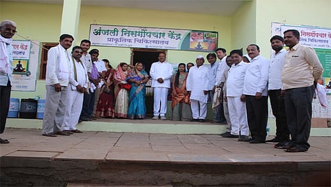 पिंपळनेर : अंजली निसर्गोपचार केंद्राचे उद्घाटन करताना आदिवासी विकास मंत्री विजयकुमार गावीत. समवेत आमदार मंजुळा गावित, चैत्राम पवार आदी मान्यवर व ग्रामस्थ. (छाया;अंबादास बेनुस्कर)