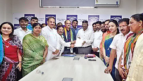 नाशिक : पोलिस आयुक्त जयंत नाईकनवरे यांना निवेदन देताना पंकज भुजबळ व राष्ट्रवादीचे इतर पदाधिकारी.