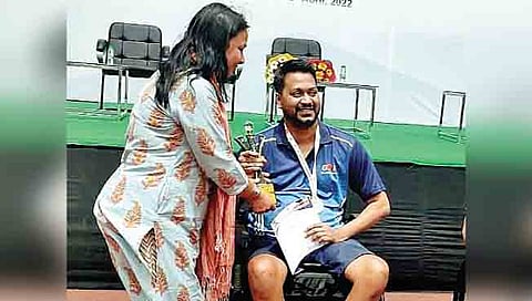 इंदोर : राष्ट्रीय स्पर्धेत रौप्यपदक स्वीकारताना लॉईड फर्नांडिस.