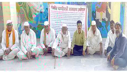 पांगरी : बेमुदत उपोषणाला बसलेले सामाजिक कार्यकर्ते अरुण पांगारकर. समवेत ग्रामस्थ.