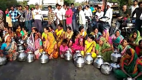 नाशिक : संतप्त महिलांचा पाणीटंचाईविरोधात रास्ता रोको, दोन तास वाहतुक झाली ठप्प